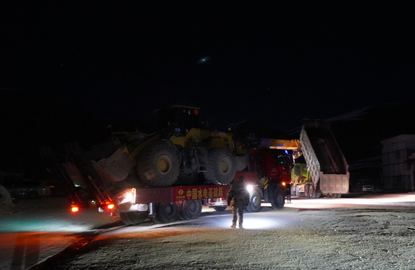 凌晨抵达灾区.jpg 凌晨抵达灾区.jpg